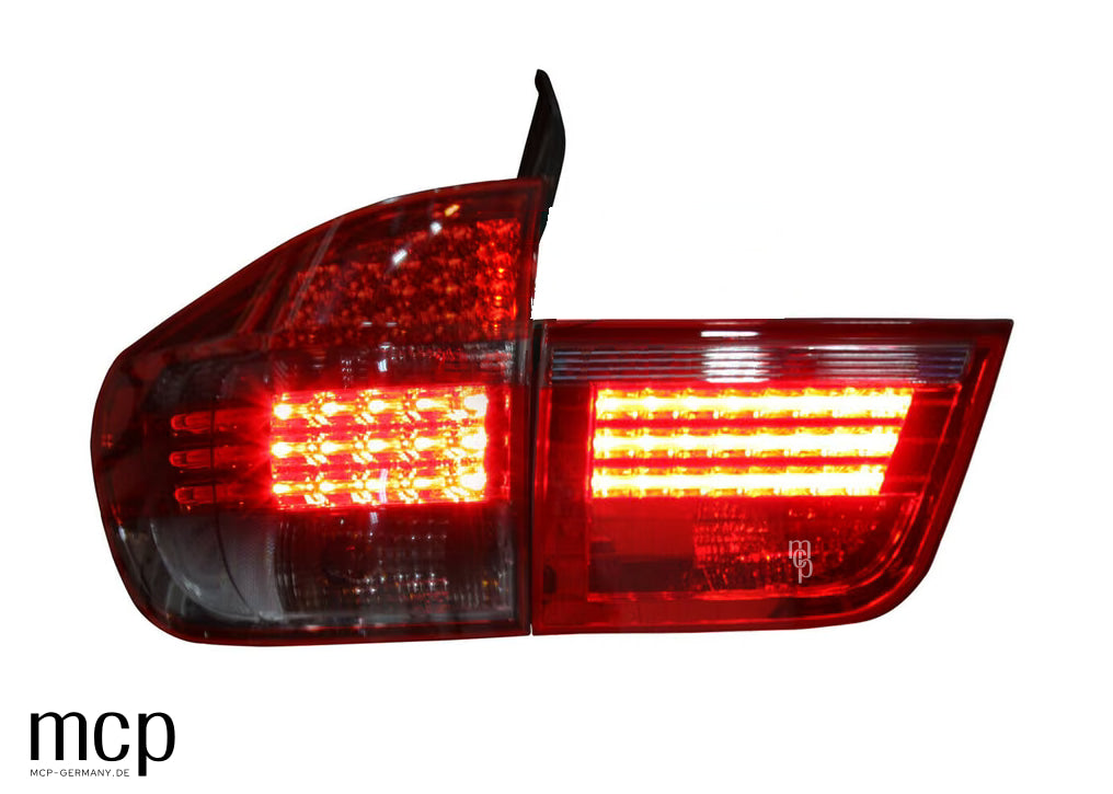 MCP 033100 – Rückleuchten BMW X5 E70 Rot/Smoke – Linke Außen- und Innenleuchte, rotes Linienlicht eingeschaltet