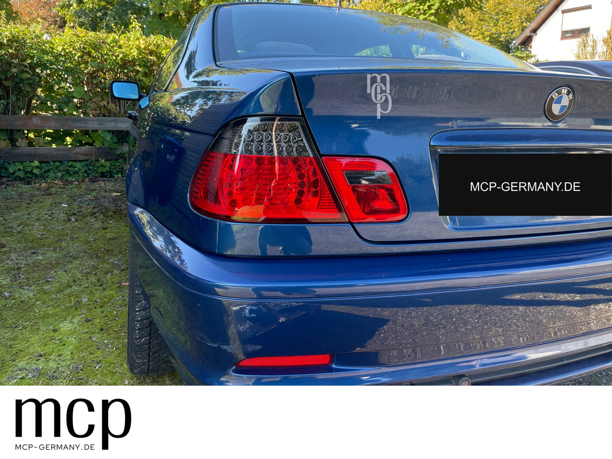 MCP 033114 – BMW 3er E46 Coupé LED Rückleuchten Rot/Smoke – Einbaubeispiel am blauen Coupé, Nahansicht links