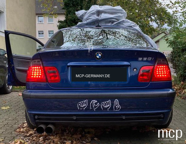 MCP 033116 – Rückleuchten BMW 3er E46 Limousine Rot/Smoke – Rückleuchten am blauen BMW E46, rotes LED Licht
