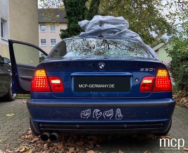MCP 033116 – Rückleuchten BMW 3er E46 Limousine Rot/Smoke – Rückleuchten am blauen BMW E46, rotes Licht und Blinker