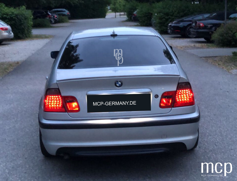 MCP 033116 – Rückleuchten BMW 3er E46 Limousine Rot/Smoke – Rückleuchten am silbernen BMW E46, beleuchtet