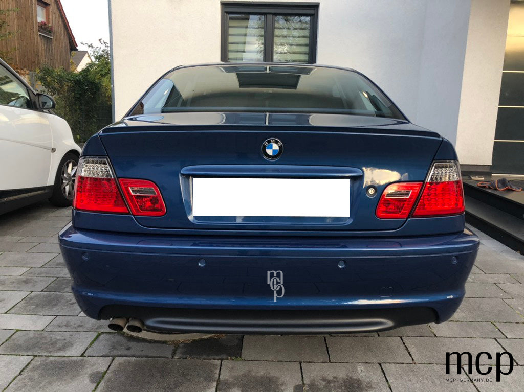 MCP 033119 – Einbau am blauen Fahrzeug – vollständige Heckansicht