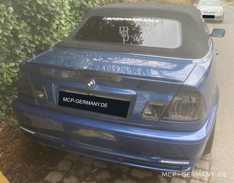 MCP 033161 – Rückleuchten BMW 3er E46 Cabrio Smoke – Rückleuchten am blauen Cabrio, erhöhte Heckansicht