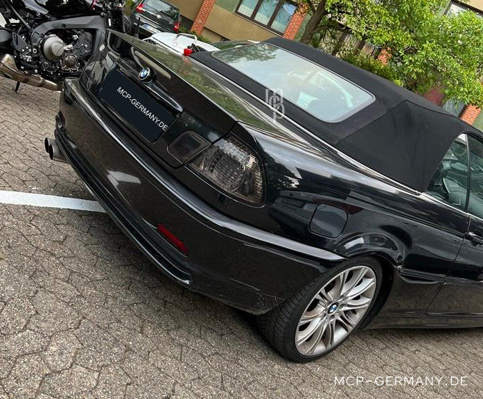 MCP 033161 – Rückleuchten BMW 3er E46 Cabrio Smoke – Rückleuchten am schwarzen Cabrio, rechte Heckansicht