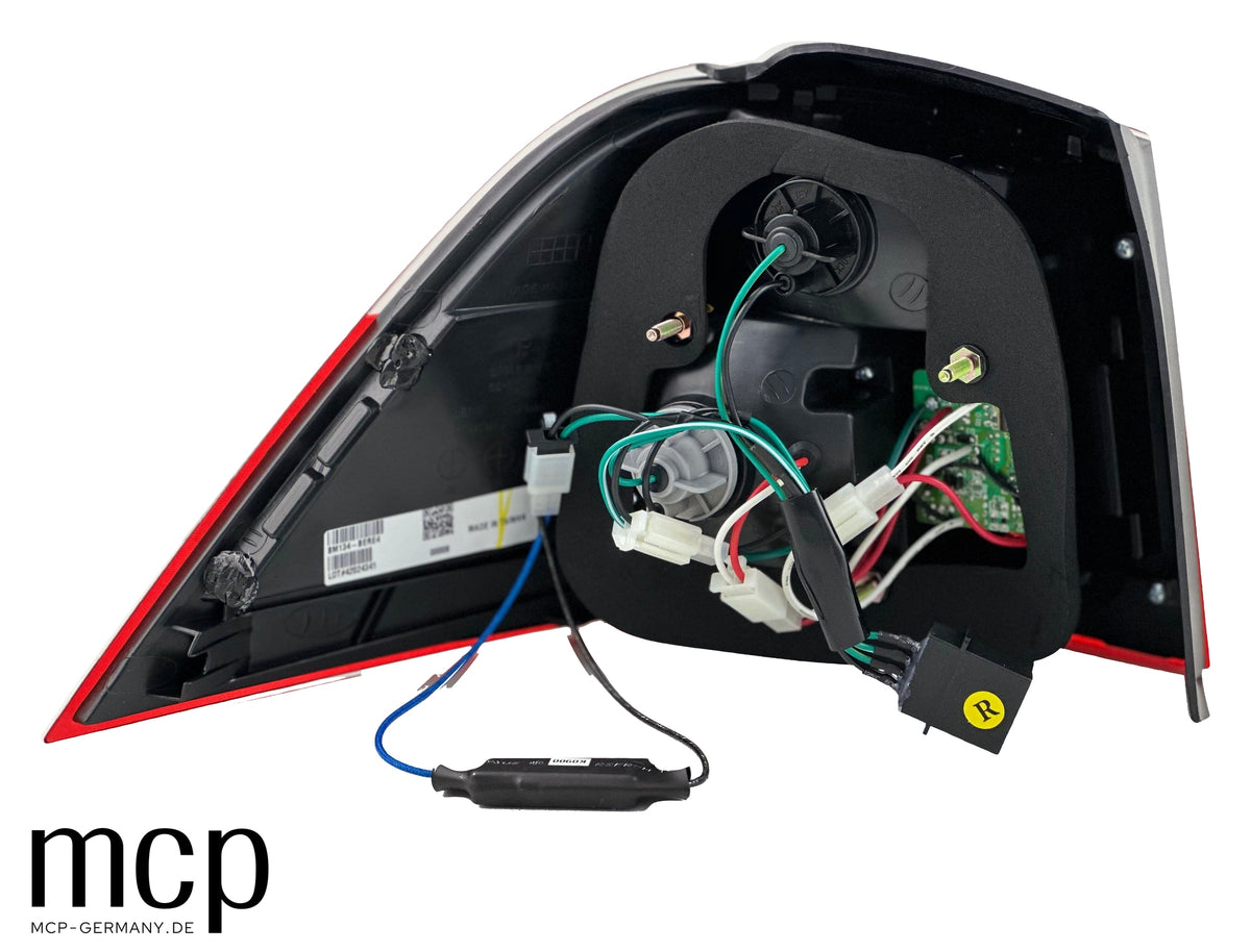 MCP 033168 – BMW 5er E61 Touring LED Rückleuchten Rot/Klar – Rückansicht der äußeren Leuchte mit Kabeln und Anschlüssen