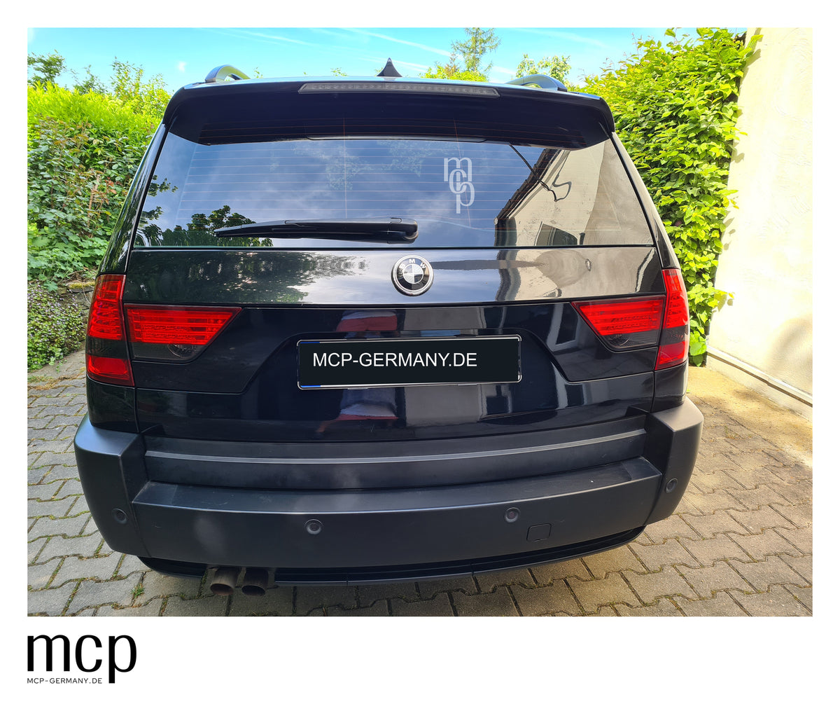 MCP 033177 – Rückleuchten BMW X3 E83 Rot/Smoke – Rückleuchten am schwarzen X3, Heckansicht