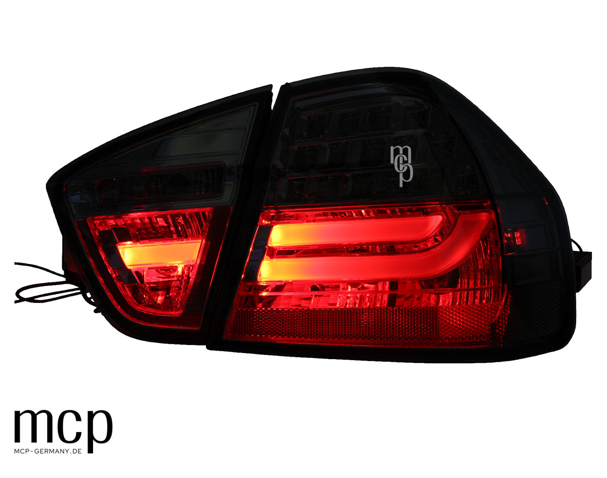 MCP 033230 – BMW 3er E90 Limousine LED Lightbar Rückleuchten Rot/Smoke – Lichtbild Schraeg