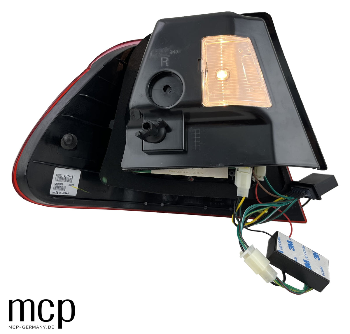 MCP 033298 – BMW 3er E46 Limousine LED Rückleuchten Außenteile Rot/Pink – Rückansicht einer Außenleuchte mit Kabeln und Anschlüssen