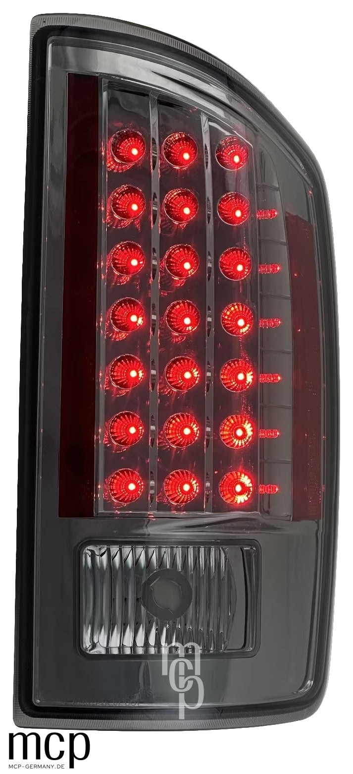 MCP 053026 – Dodge Ram Pickup LED Rückleuchten Smoke – Echte eingeschaltete LED Lichtansicht