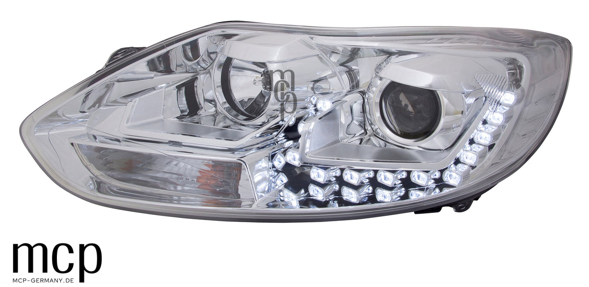 MCP 121058 – Ford Focus MK3 Scheinwerfer Chrom mit LED Standlicht – Echte Frontansicht mit eingeschaltetem LED Standlicht
