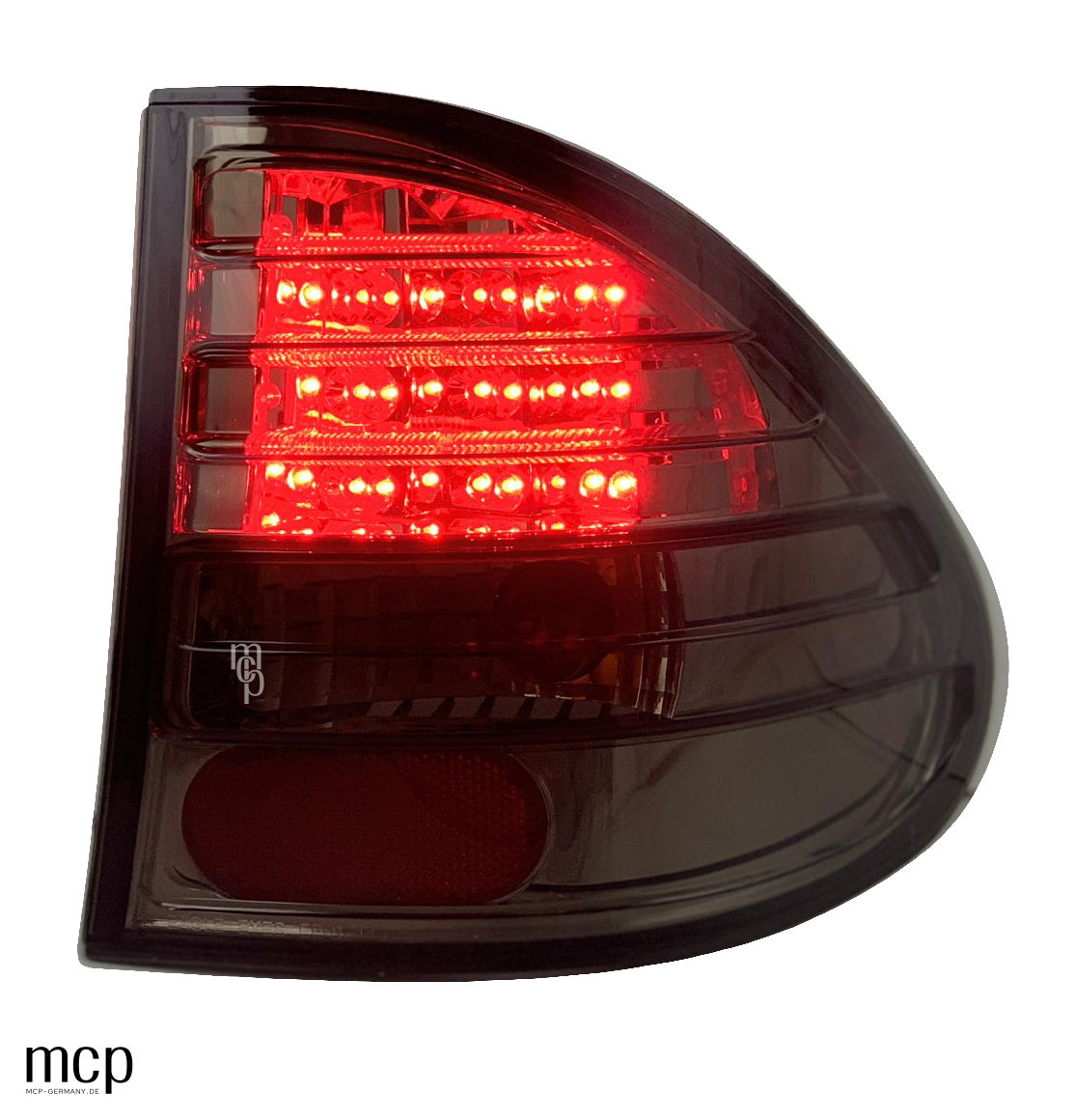 MCP 253098 – Detailansicht der äußeren Rückleuchte mit eingeschalteten LEDs