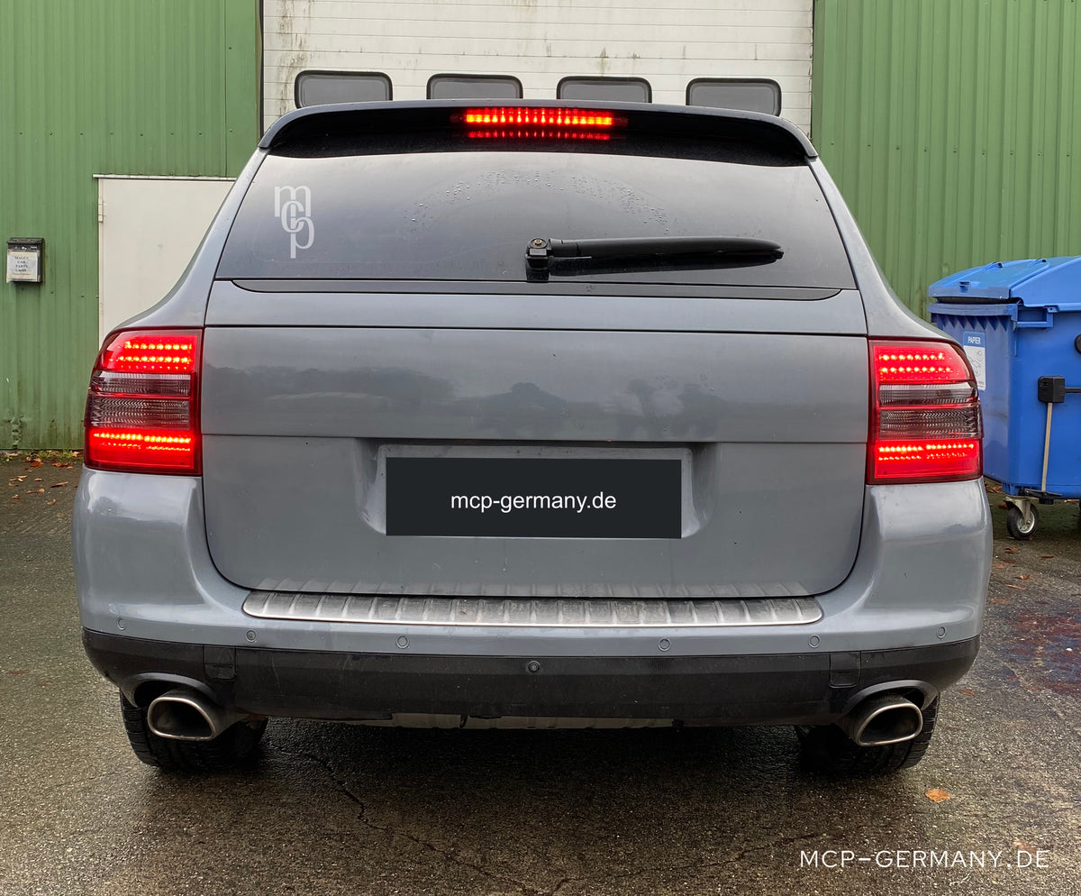 MCP 313002 – LED Rückleuchten Porsche Cayenne 955 Rot/Smoke – Einbauaufnahme am Cayenne, beleuchtet