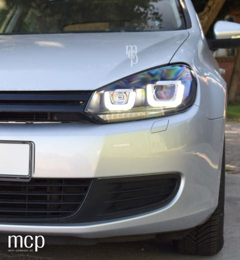 MCP 441107 – U-Tube-Scheinwerfer am silbernen VW Golf VI bei Tageslicht