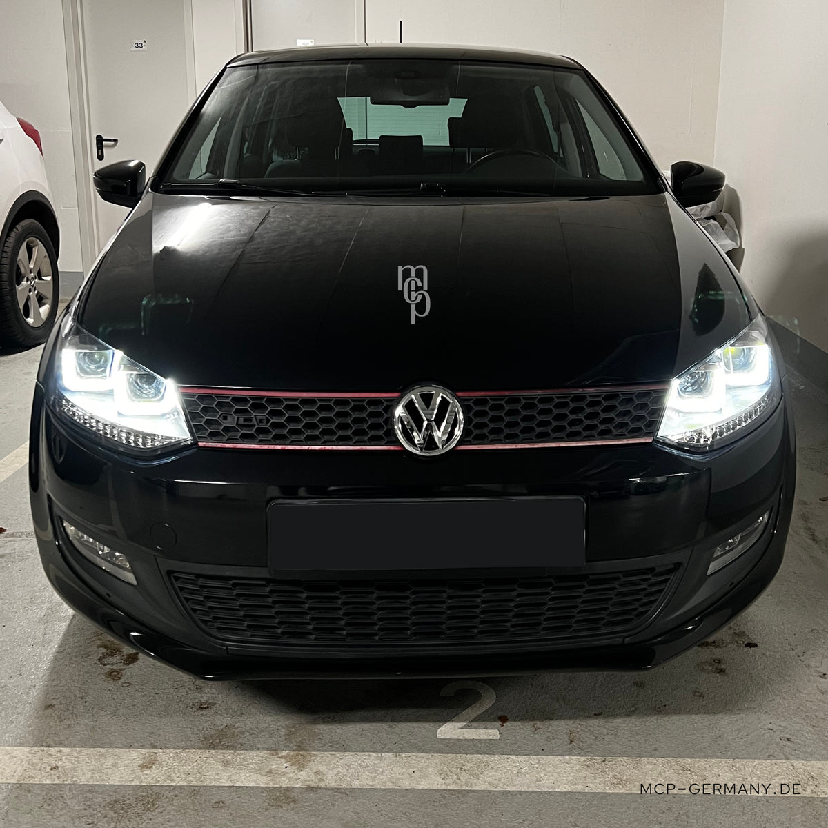 MCP 441229 – VW Polo 6R/6C Scheinwerfer Schwarz – Einbau, erhöhte Frontperspektive mit Positionslicht