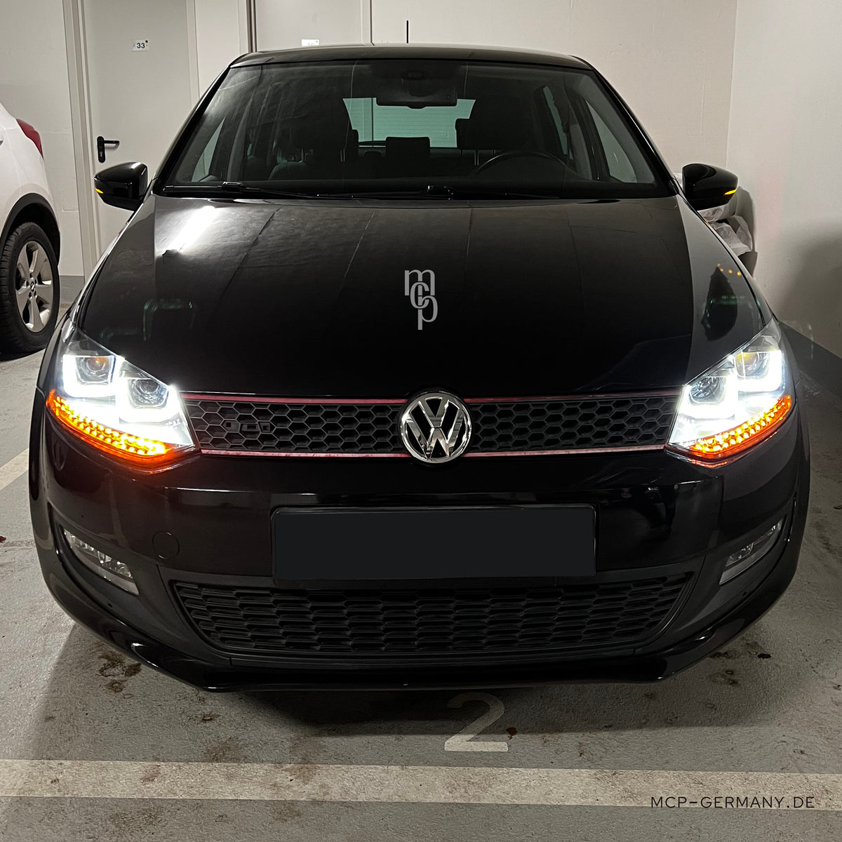 MCP 441229 – VW Polo 6R/6C Scheinwerfer Schwarz – Einbau, erhöhte Frontperspektive mit Blinker