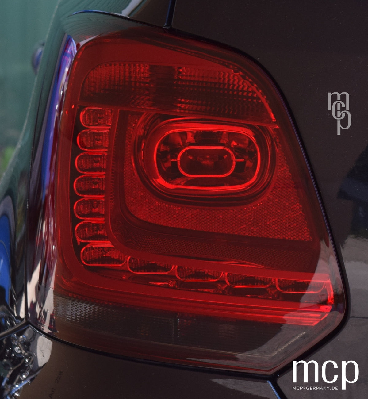 MCP 443155 – VW Polo 6R Rückleuchten Dunkelrot/Smoke – Linke Leuchte eingebaut, unbeleuchtet