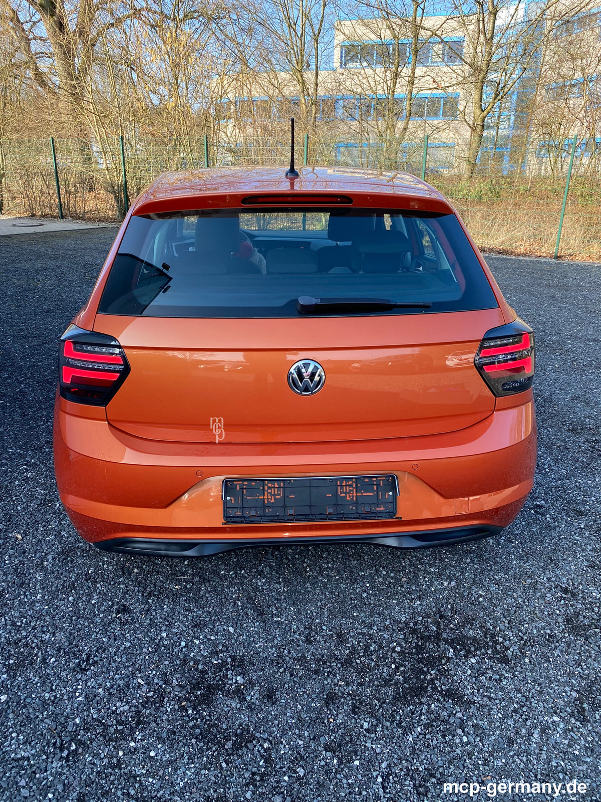 MCP 443194 – VW Polo AW LED Rückleuchten Smoke – Einbaubeispiel am orangefarbenen Polo – LED-Schlusslicht