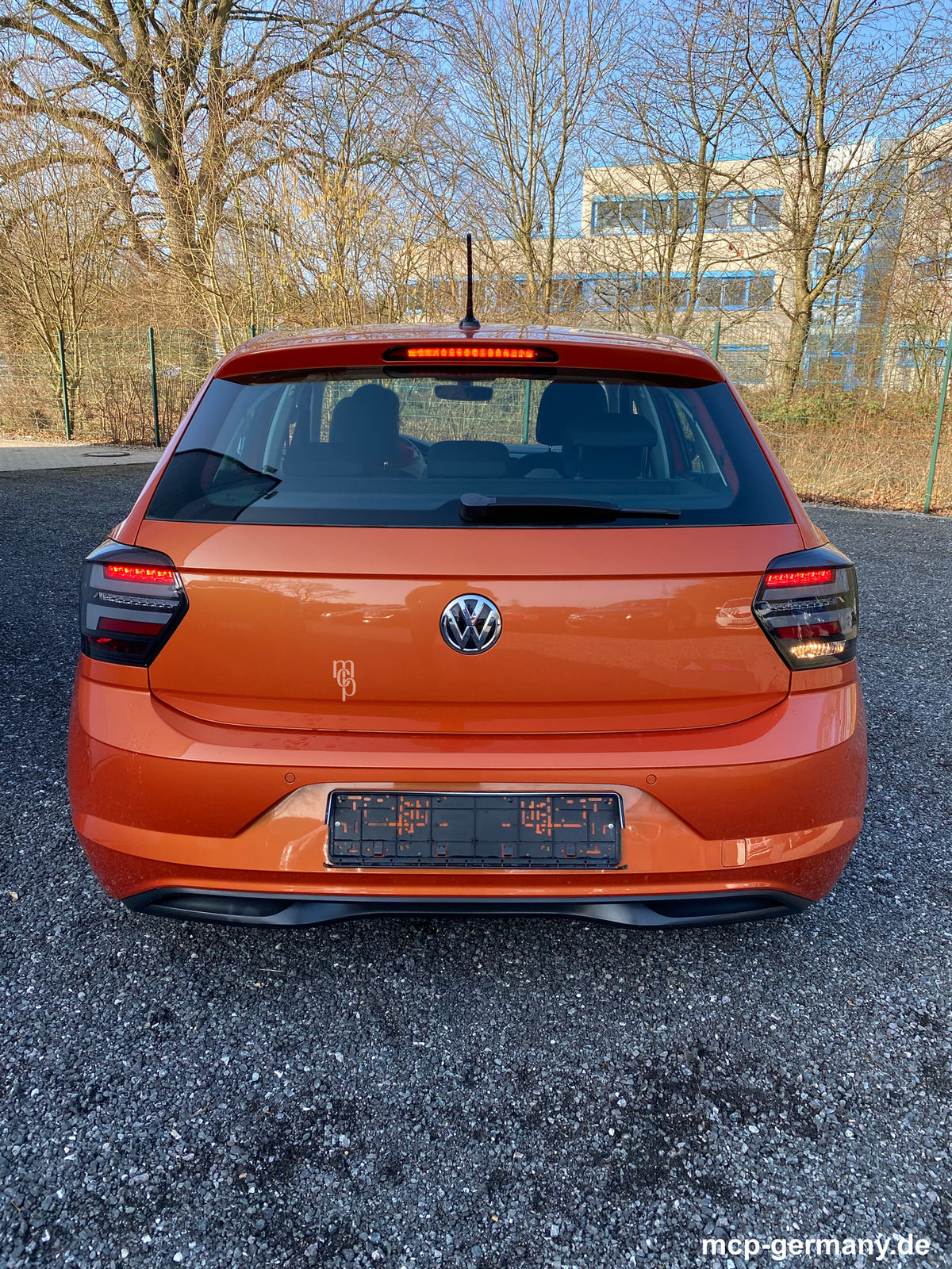 MCP 443194 – VW Polo AW LED Rückleuchten Smoke – Einbaubeispiel am orangefarbenen Polo – Brems- und Rückfahrlicht