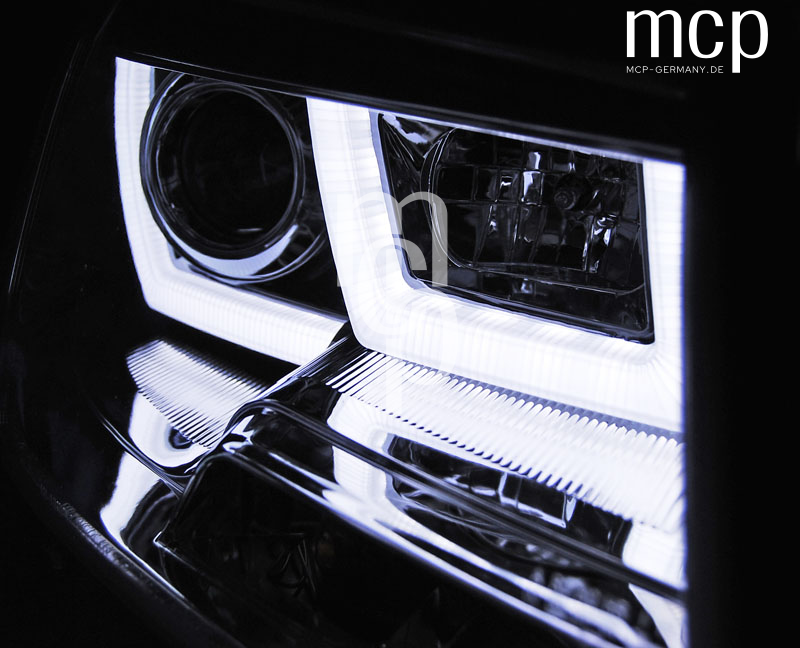 Scheinwerfer Set für VW T5 (2010 bis 2015) in Chrom mit LED Tagfahrlicht – Lichtansicht