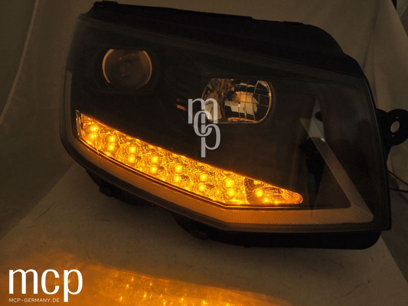 Scheinwerfer Set für VW T6 (2015 bis 2019) in Schwarz mit Chromakzenten mit LED Tagfahrlicht – Zusatz 03 Blinkeransicht