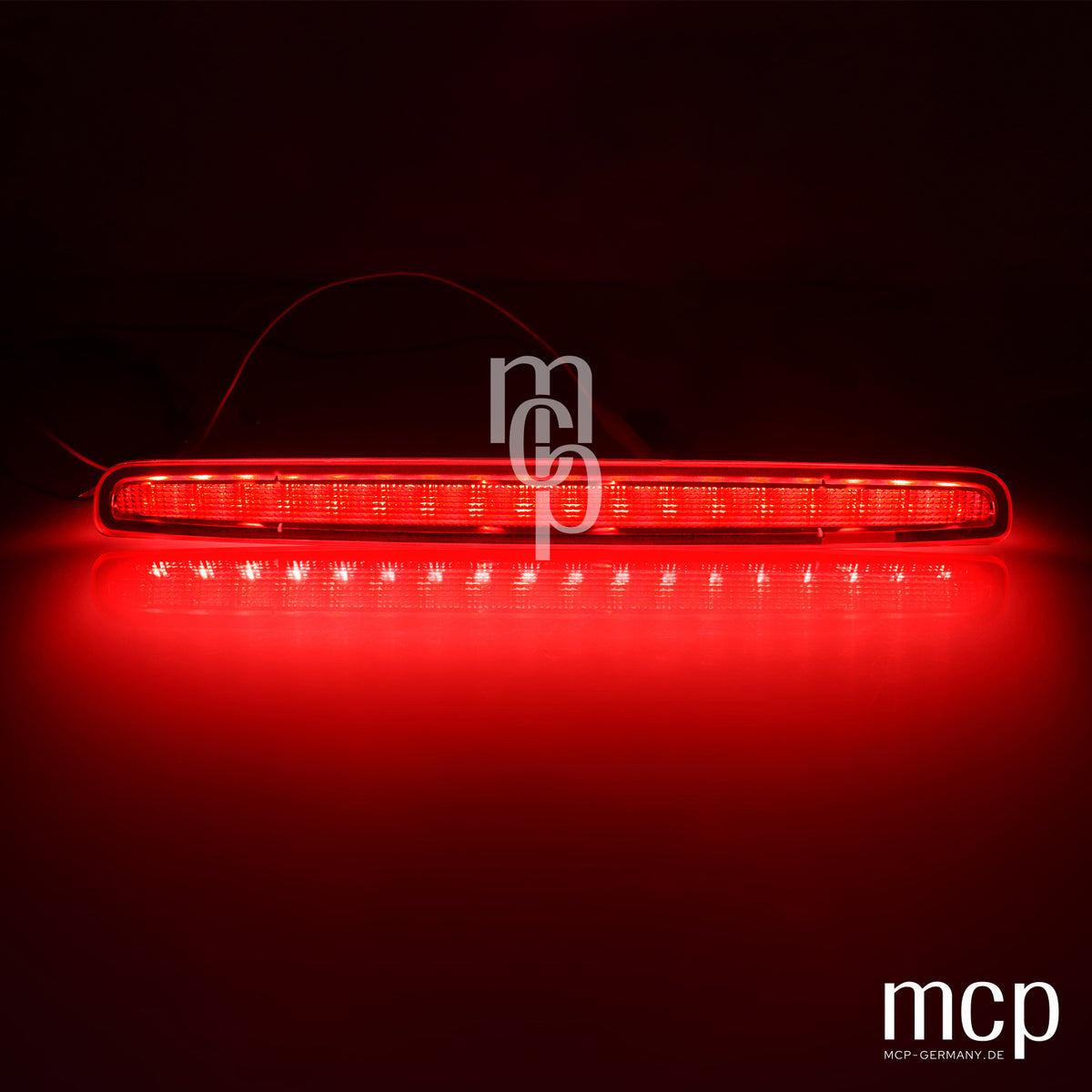 MCP 444081 – Dritte LED Bremsleuchte für VW T5 (04/2003 bis 08/2015) mit Heckklappe in Rot, Ansicht 3