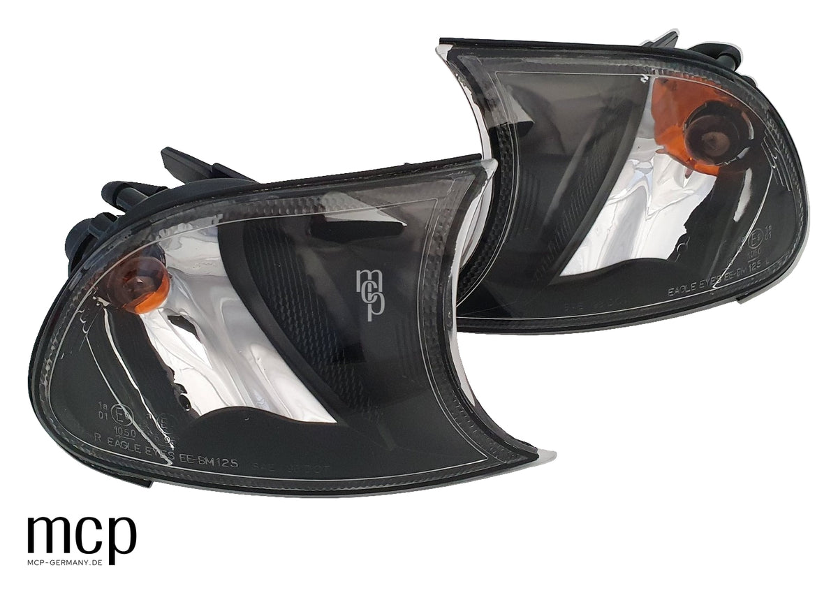 MCP 032139 – BMW 3er E46 Coupé/Cabrio – Frontblinker Set Klarglas Schwarz – Vorderansicht des Sets mit gelben Blinkerlampen