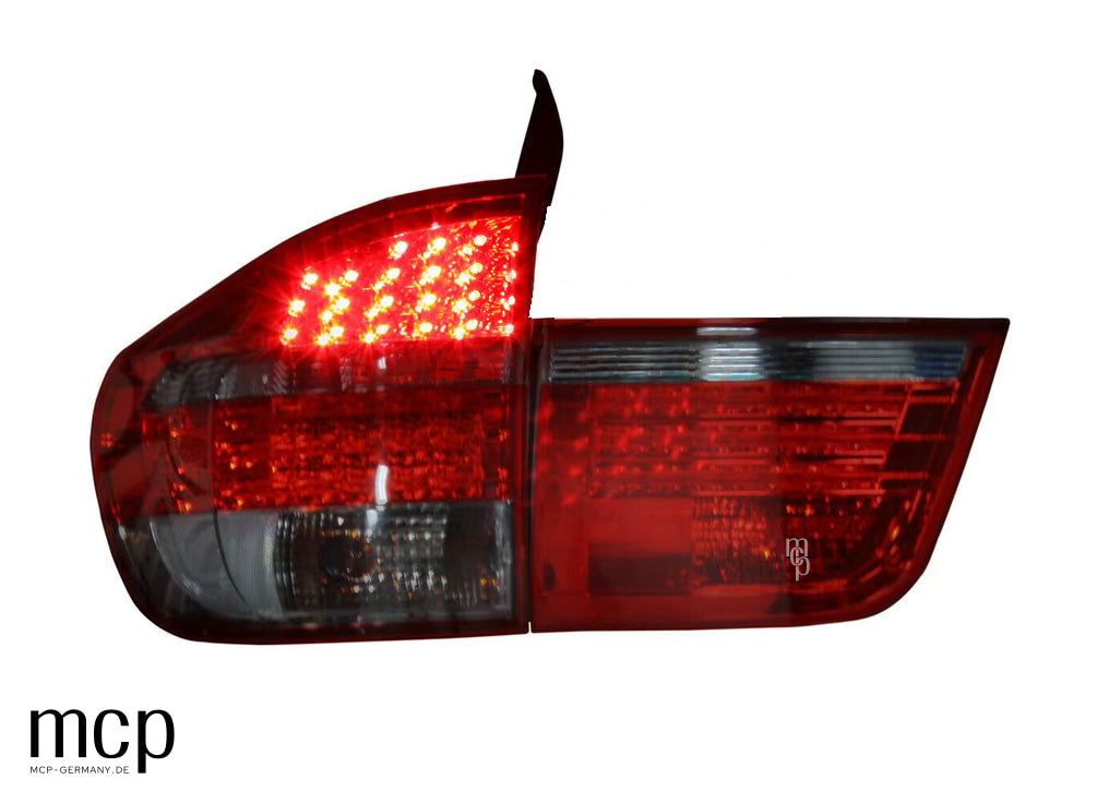 MCP 033100 – Rückleuchten BMW X5 E70 Rot/Smoke – Linke Außen- und Innenleuchte, oberes LED-Licht eingeschaltet