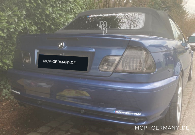 MCP 033161 – Rückleuchten BMW 3er E46 Cabrio Smoke – Rückleuchten am blauen Cabrio, tiefe Heckansicht