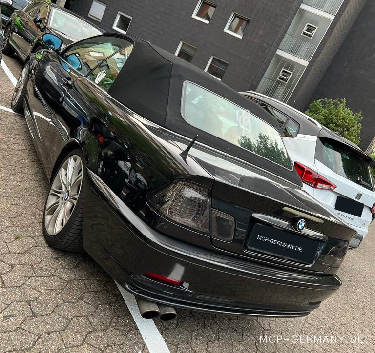 MCP 033161 – Rückleuchten BMW 3er E46 Cabrio Smoke – Rückleuchten am schwarzen Cabrio, linke Heckansicht