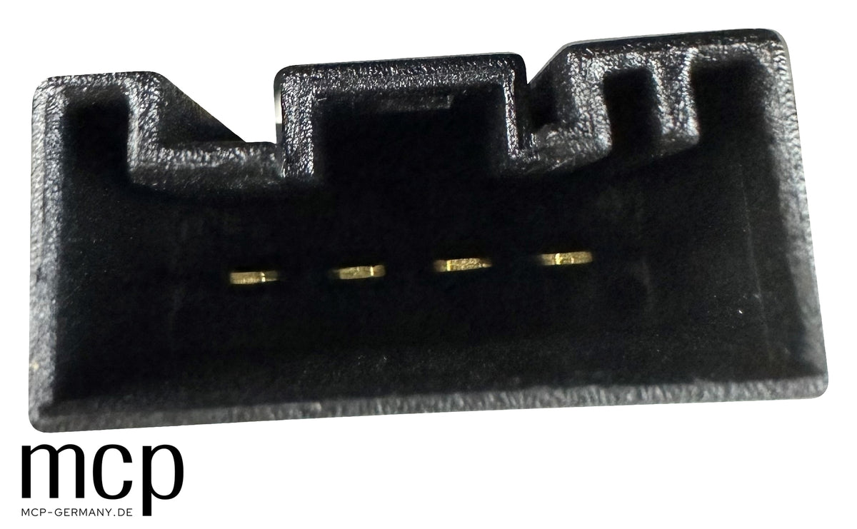 MCP 033168 – BMW 5er E61 Touring LED Rückleuchten Rot/Klar – Detailansicht des äußeren Anschlusssteckers