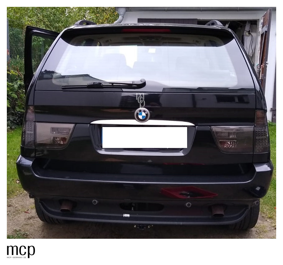 MCP 033185 – Vollständige Heckansicht am schwarzen BMW X5, unbeleuchtet