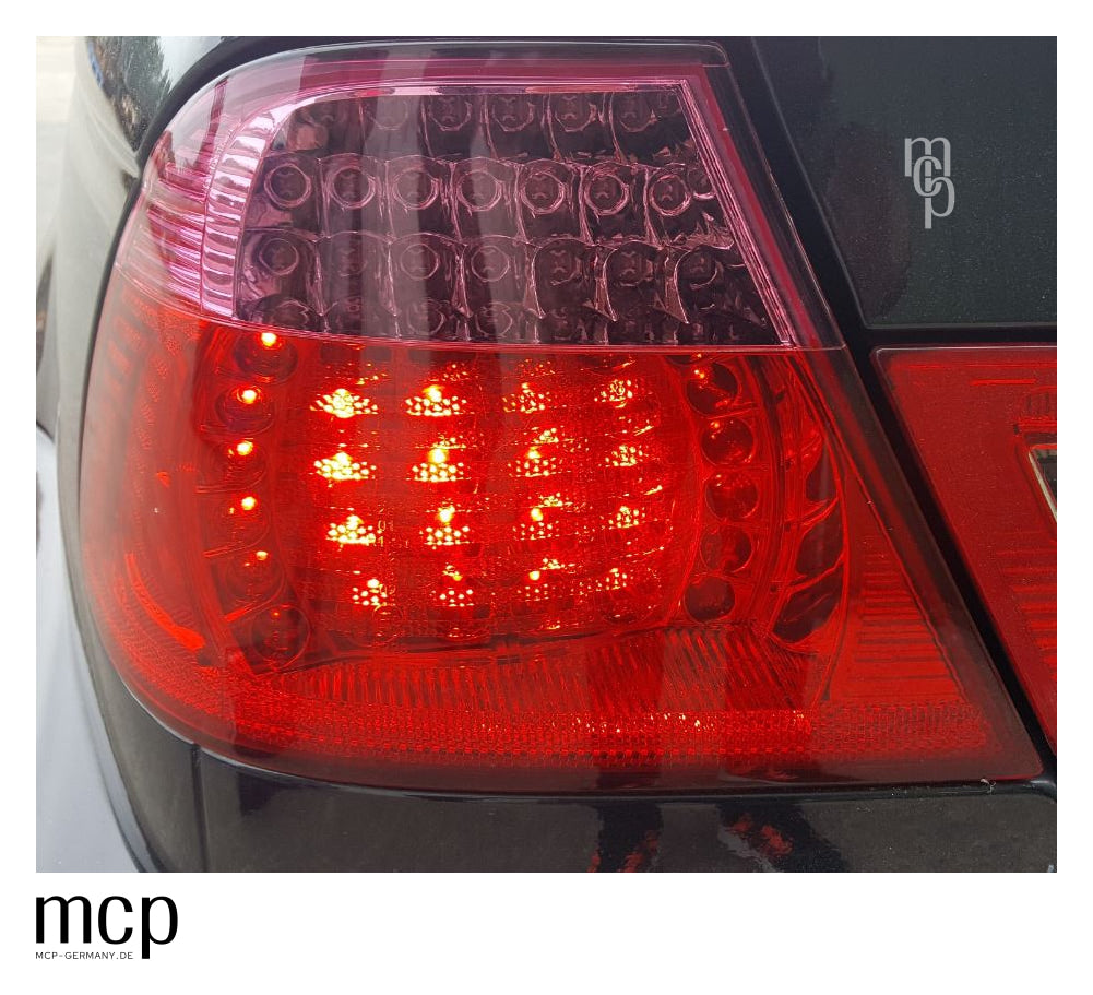 MCP 033299 – Rückleuchten BMW 3er E46 Coupé Rot/Pink – Linke Außenleuchte am Fahrzeug, beleuchtet