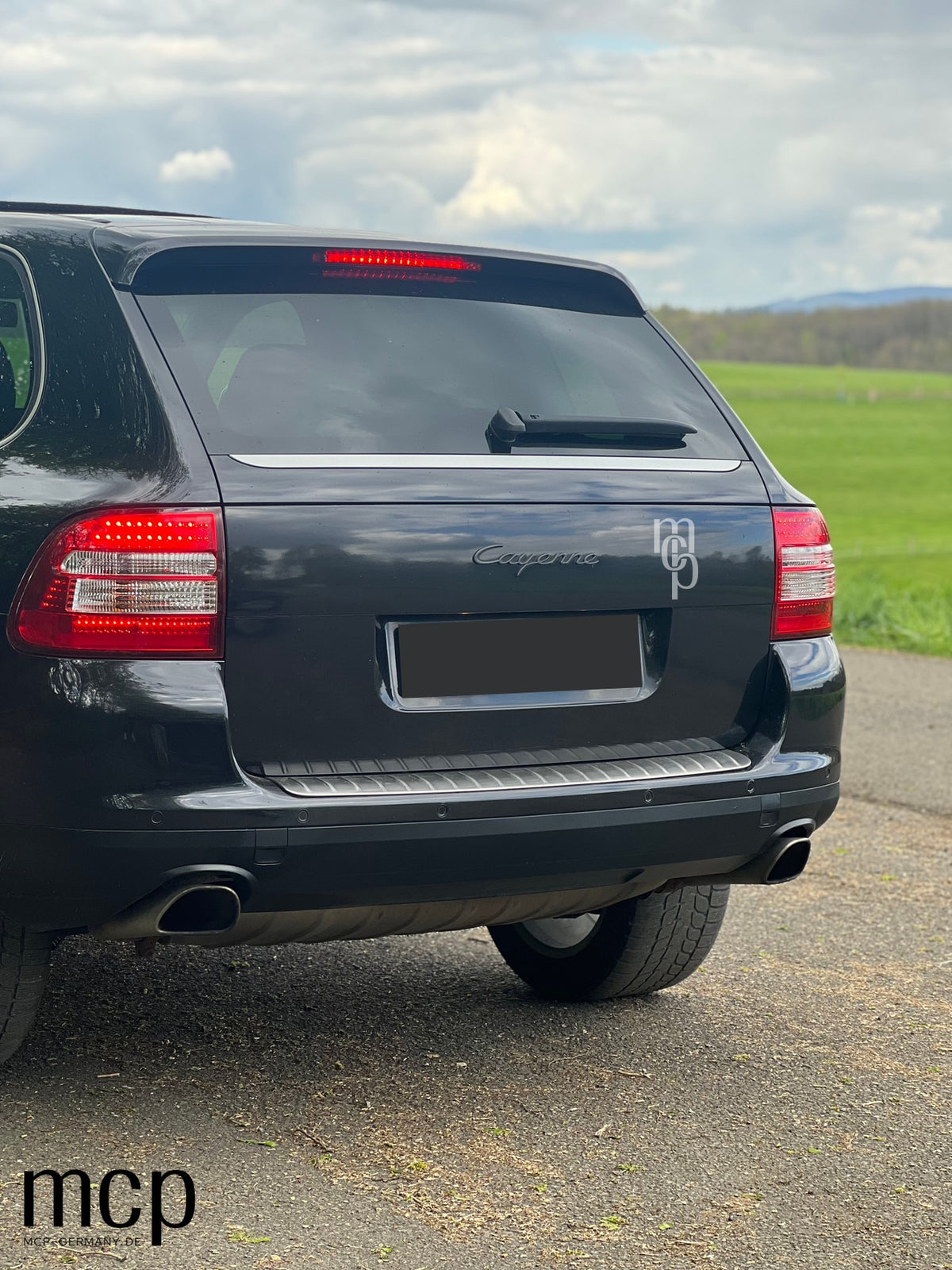 MCP 313001 – Porsche Cayenne 955 LED Rückleuchten Rot/Klar – Cayenne Einbau schräg mit eingeschalteter Beleuchtung