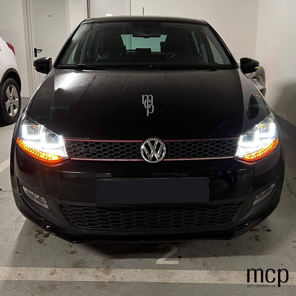 MCP 441229 – VW Polo 6R/6C Scheinwerfer Schwarz – Einbau, erhöhte Frontperspektive mit Blinker