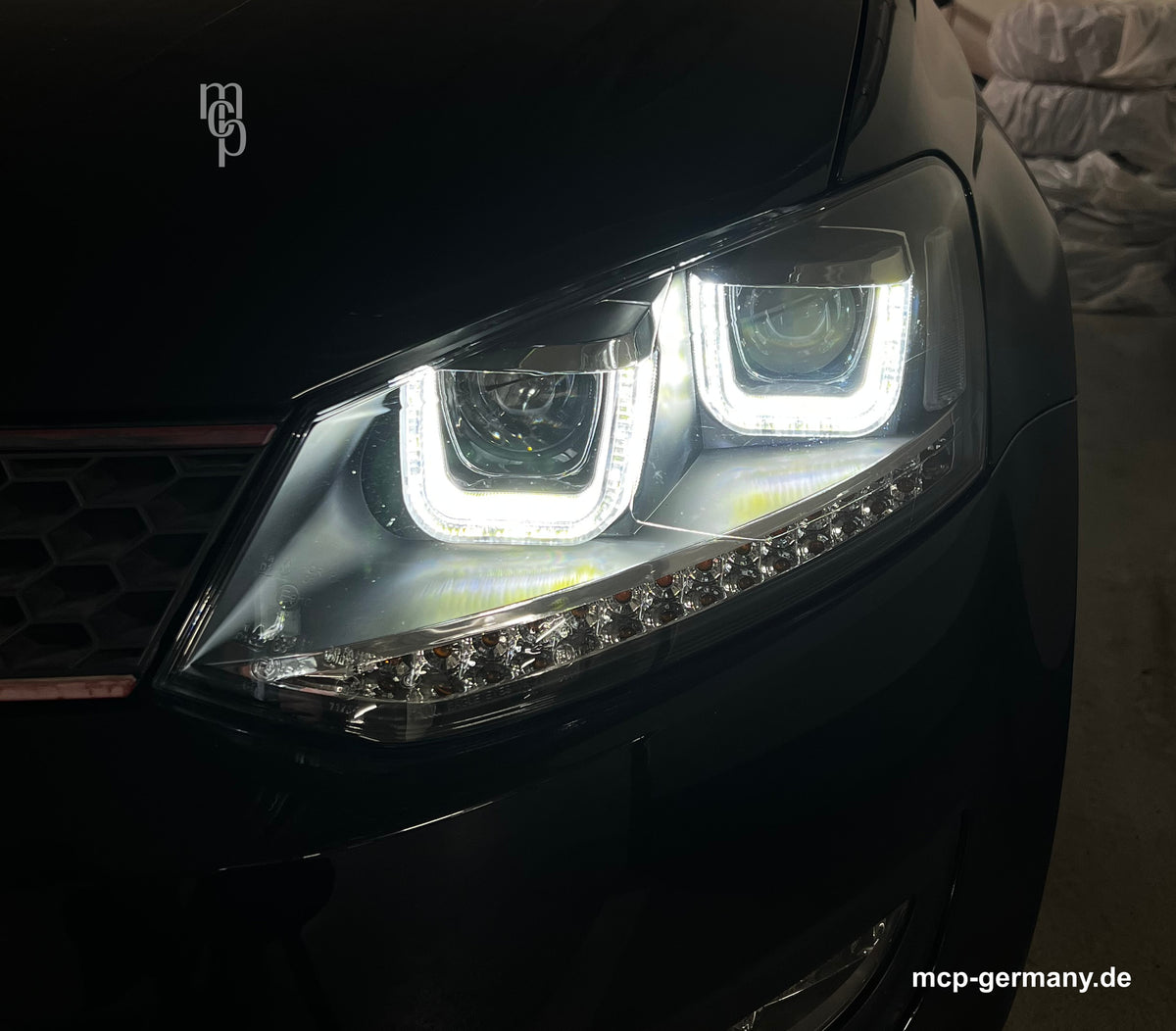 MCP 441229 – VW Polo 6R/6C Scheinwerfer Schwarz – Einbaudetail, Positionslicht eingeschaltet