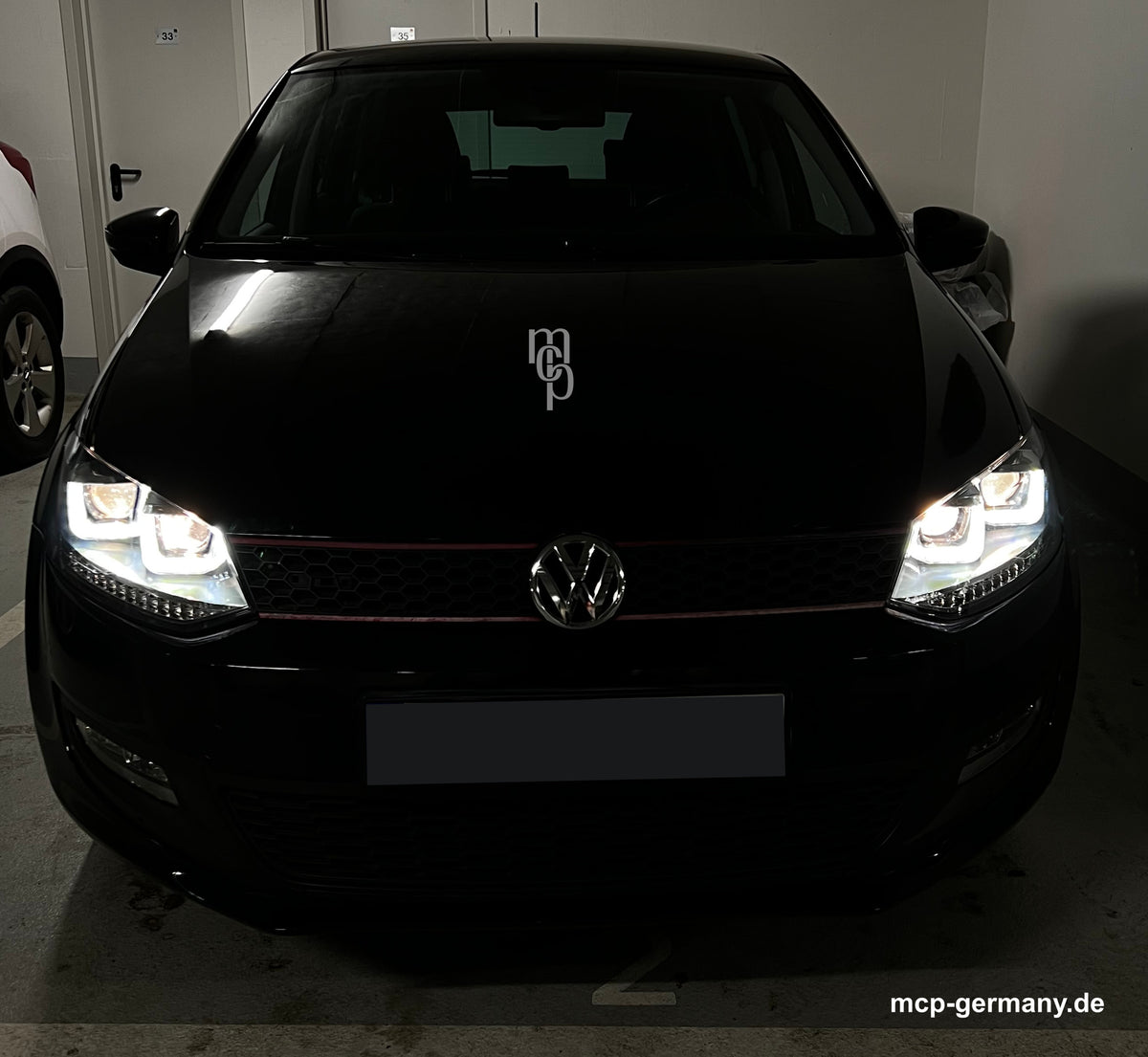 MCP 441229 – VW Polo 6R/6C Scheinwerfer Schwarz – Einbau, Hauptlicht und Positionslicht eingeschaltet