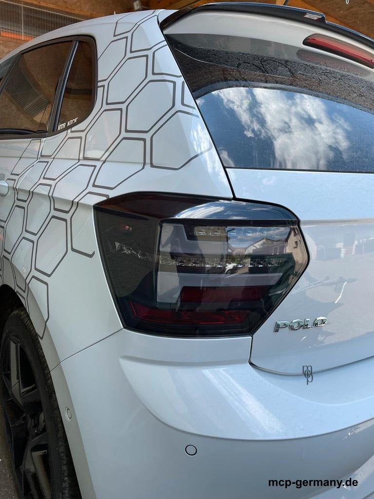 MCP 443194 – VW Polo AW LED Rückleuchten Smoke – Einbaubeispiel am weißen Polo – linke Leuchte