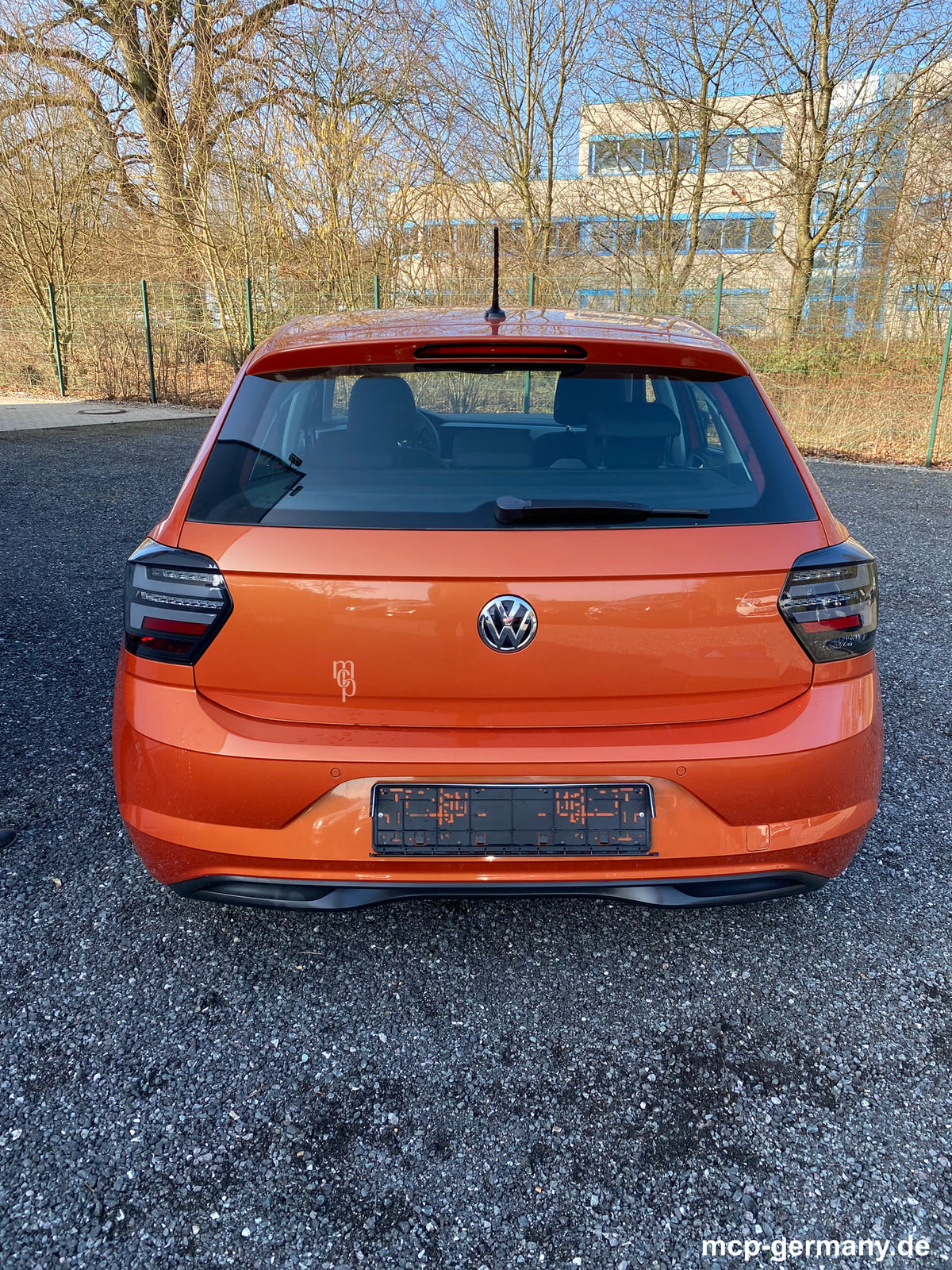 MCP 443194 – VW Polo AW LED Rückleuchten Smoke – Einbaubeispiel am orangefarbenen Polo – unbeleuchtet