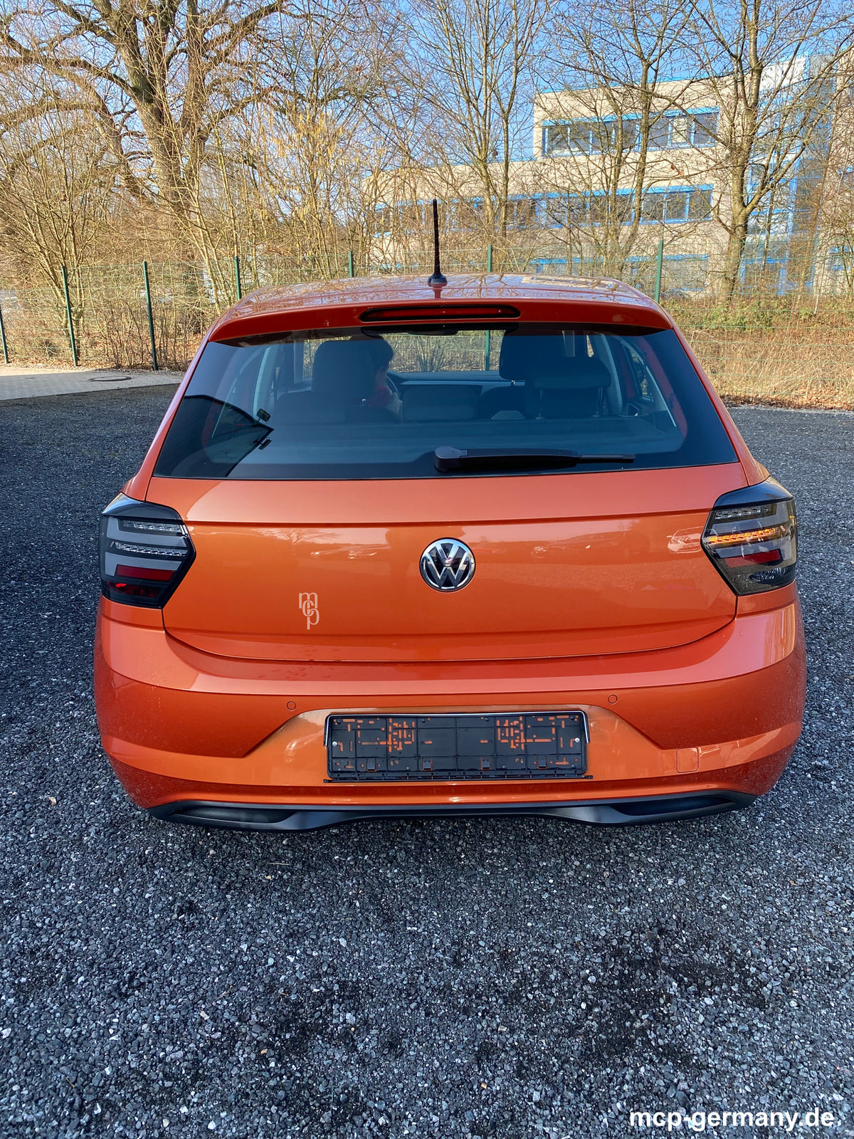 MCP 443194 – VW Polo AW LED Rückleuchten Smoke – Einbaubeispiel am orangefarbenen Polo – Blinker