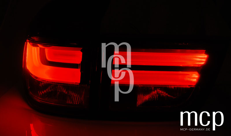 LDBME2 – LED-Lightbar-Rückleuchten BMW X5 E70 in Rot/Klar, beleuchtete Ansicht